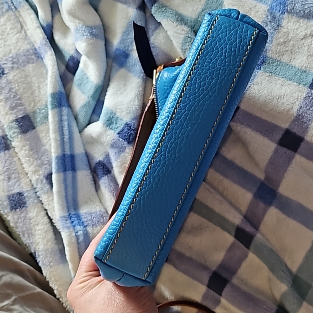 Dooney & Bourke Dillen Letter Carrier in vibrant blue - Picture 4 of 8